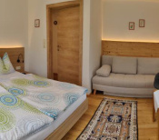 Gemütliche Ferienwohnung mit Doppelbett, Couch und modernem Ambiente in Mühlbach am Hochkönig.